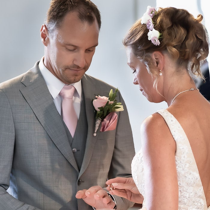 Brudpar vid vigselakten i kyrkan