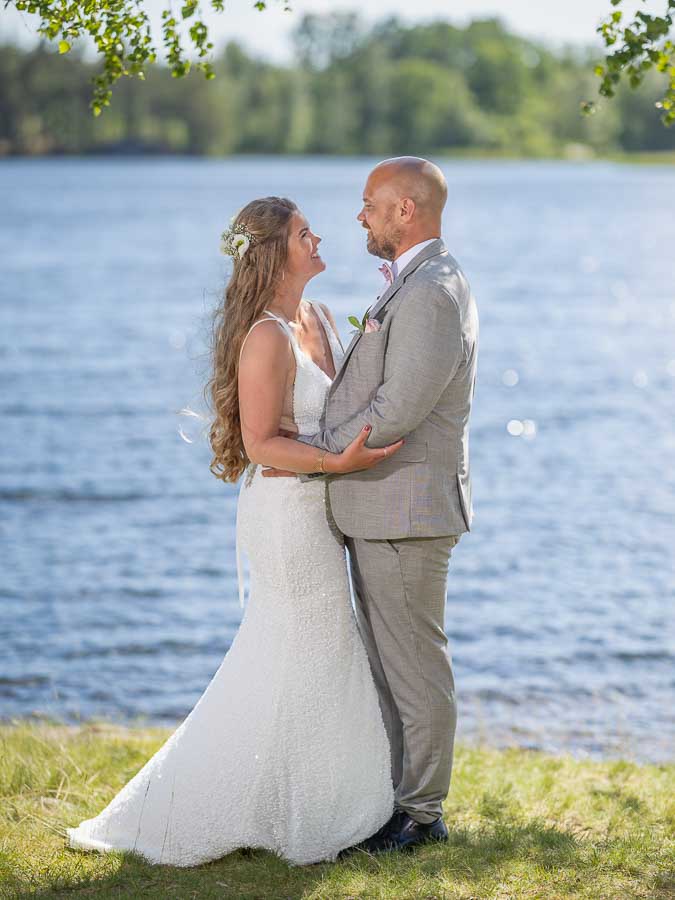 Bröllopsfotograf Linköping fotograferar brudpar i Åtvidaberg