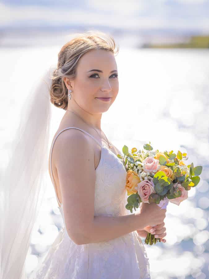 Bröllopsfotografering | Bröllopsbrud på kajen i Motala hamn med vättern i bakgrunden | Foto av Fotograf Celestial Art