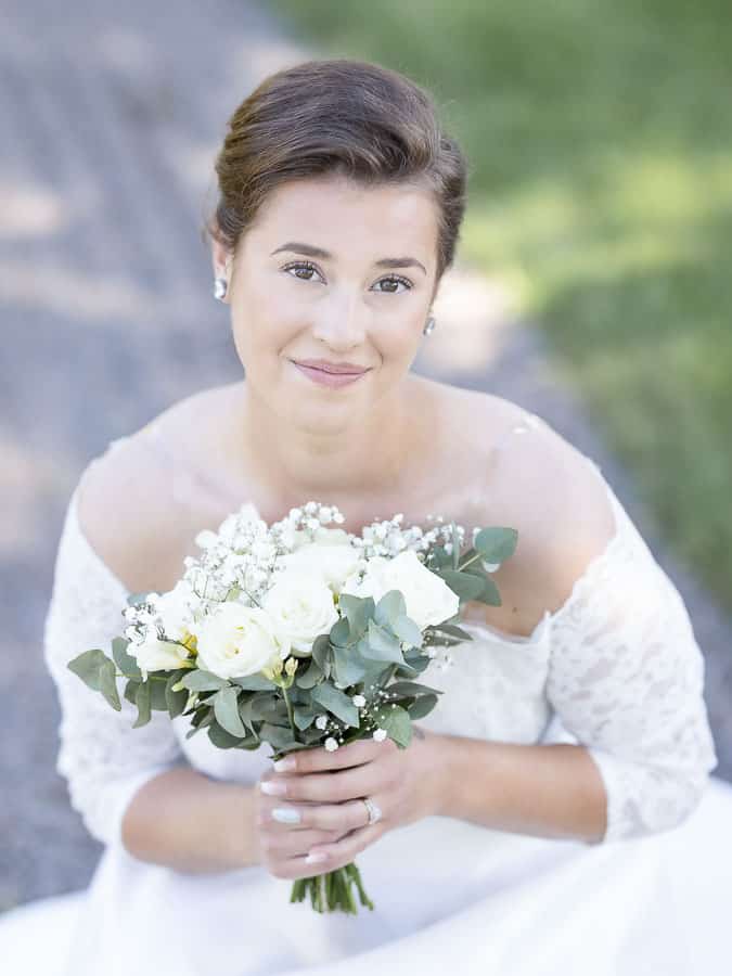 Bröllopsfotograf Linköping fotograferar brudpar vid Vikingstads kyrka