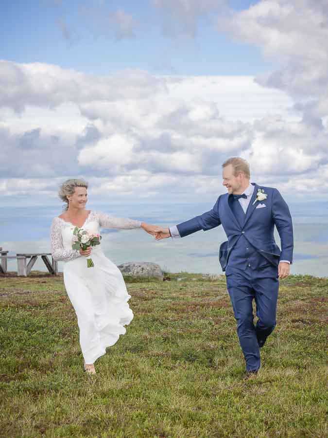 Bröllopsfotograf Linköping fotograferar brudpar i Sälenfjällen