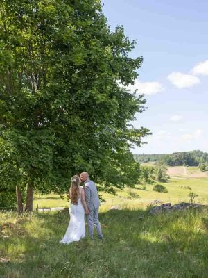 Bröllopsfotograf Linköping fotograferar brudpar i Åtvidaberg