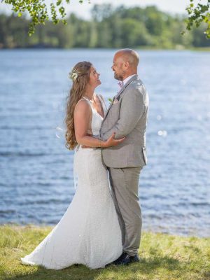 Bröllopsfotograf Linköping fotograferar brudpar i Åtvidaberg