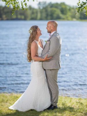 Bröllopsfotograf Linköping fotograferar brudpar i Åtvidaberg