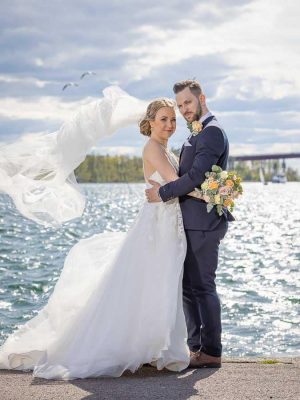 Bröllopsfotograf Linköping fotograferar brudpar i Motala stadspark