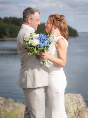 Bröllopsfotograf Linköping fotograferar brudpar i Sankt Annas skärgård