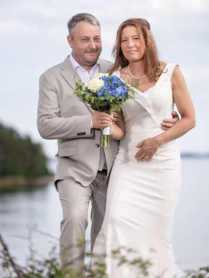 Bröllopsfotograf Linköping fotograferar brudpar i Sankt Annas skärgård